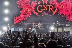 Gerimis dan Lagu Paradise City Tutup Konser Guns N Roses