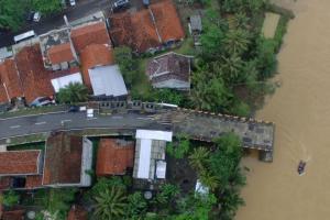 Buka Jalur Daerah Terisolasi Pascabanjir Jadi Fokus Petugas