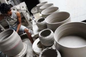 Masuki Musim Hujan, Produksi Keramik Purwakarta Menurun 50 Persen
