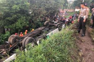 2 Orang Tewas, Bus Kramat Djati Masuk Jurang di Bandung