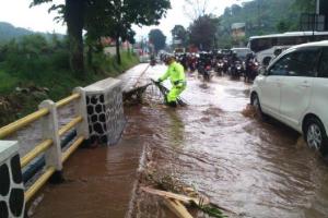 Bupati Rudy: Banjir di Leles Akibat Kerusakan Lingkungan