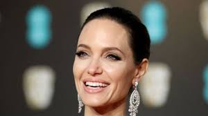 Gaya 'Super Mom' ala Angelina Jolie