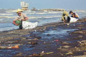 Tumpahan Minyak di Pantai Cemarajaya Mulai Dibersihkan 
