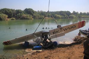 Petugas Temukan Bangkai Pesawat Dari Sungai Cimanuk