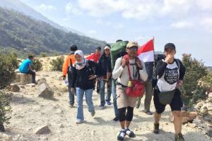 Pendaki Rayakan HUT RI di Gunung Papandayan