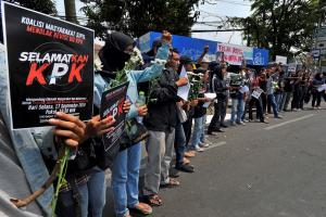 Terindikasi Ada Aksi Bakar-bakaran, Polres Indramayu Bubarkan Demo  