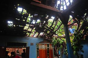 Warga Kampung Kebon Manggu Perbaiki Rumahnya 