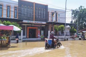 Dikelilingi Banjir, Puskesmas Dayeuhkolot Tetap Beroperasi