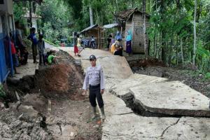 Tanah Bergerak, Jalan Desa di Cianjur Amblas