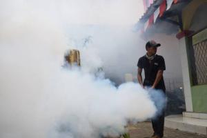Cegah DBD, PMI Kota Tangerang Fogging Pemukiman Warga