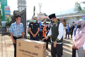 Wali Kota Sukabumi Serahkan Bantuan untuk Pasien Isoman dan Difabel