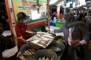 Pengunjung Pasar Tradisional Kota Bandung Wajib Gunakan Pedulilindungi
