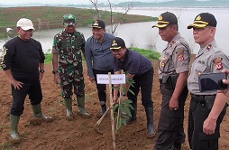 Cegah Longsor, Kawasan Waduk Jatigede Sumedang Ditanami 3.000 Pohon