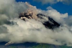 Gunung Merapi Muntahkan Awan Panas Sejauh 2 Kilometer