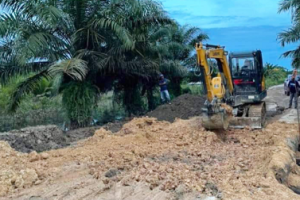 DPU Kukar Perbaiki Jalan Rusak di Desa Tuana Tuha