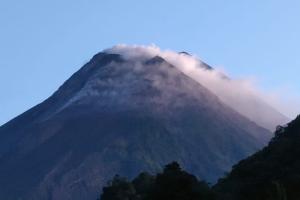 Gunung Merapi Muntahkan Awan Panas Sejauh 5 Kilometer