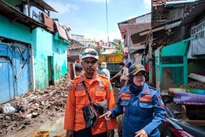 Penanganan Pasca Banjir, Pemkab Garut Terus Bersihkan Sisa Material Banjir 