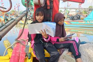 Hari Anak Nasional, Anak Pesisir Cirebon Pilih Baca Buku di Atas Perahu