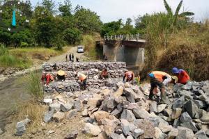 DPUPR Sumedang Perbaiki Jembatan Cisaar Landeuh dan Lanang