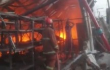 Damkar Kota Depok Tangani Kebakaran Gudang JNE di Pekapuran