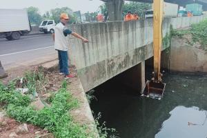 Antisipasi Banjir, Pemkab Bekasi Bersihkan Sampah di Kali Jambe