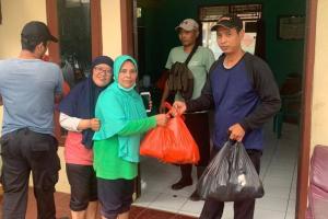 Dinsos Kota Tangerang Bagikan Nasi Bungkus bagi Masyarakat Terdampak Banjir