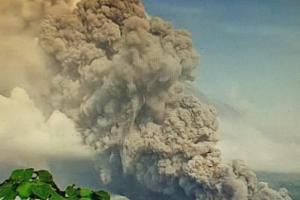 Luncuran awan panas hingga 13 km, Gunung Semeru naik status jadi awas