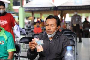 Dinsos Kota Tangerang Salurkan Bansos Tunai Rp300 Ribu