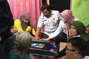 Dinsos Kabupaten Tangerang Bantu Lansia Terlantar di Pasar Kemis
