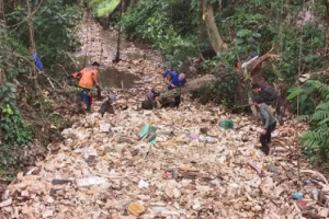 DPUPR Depok Angkat Sampah di Kali Cabang Barat Krukut