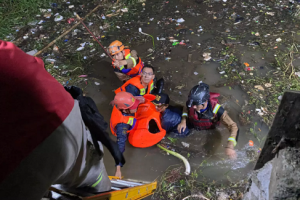 Damkar Depok Evakuasi 2 Jenazah Korban Terseret Arus Gorong-Gorong di Panmas