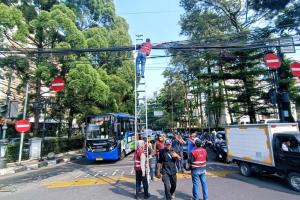 Pemkot Bandung Tertibkan Puluhan Kilometer Kabel Udara
