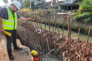 Cegah Banjir, Pemkot Tangsel Benahi Turap Kali Ciputat