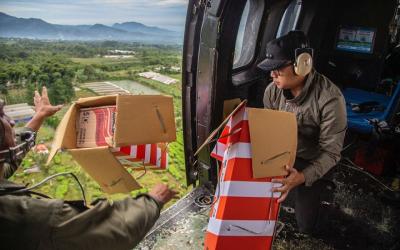 Jangkau Daerah Terisolir, Wali Kota Bogor Antar Bantuan Gempa Cianjur Via Udara