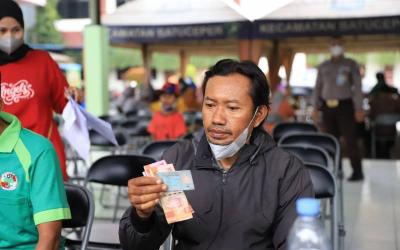 Dinsos Kota Tangerang Salurkan Bansos Tunai Rp300 Ribu