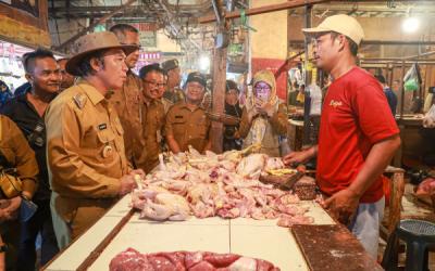 Harga Daging Ayam dan Telur Fluktuatif, Pj Gubernur Banten Sidak Pasar