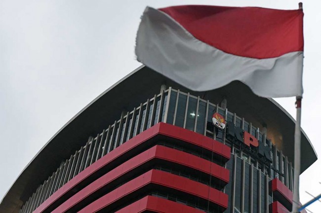 Petugas KPK Geledah Ruang Kerja Bupati Cirebon Jumat Siang