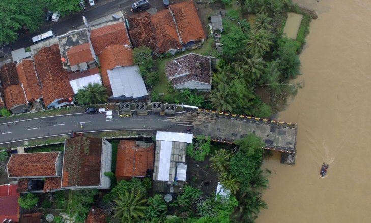 Buka Jalur Daerah Terisolasi Pascabanjir Jadi Fokus Petugas