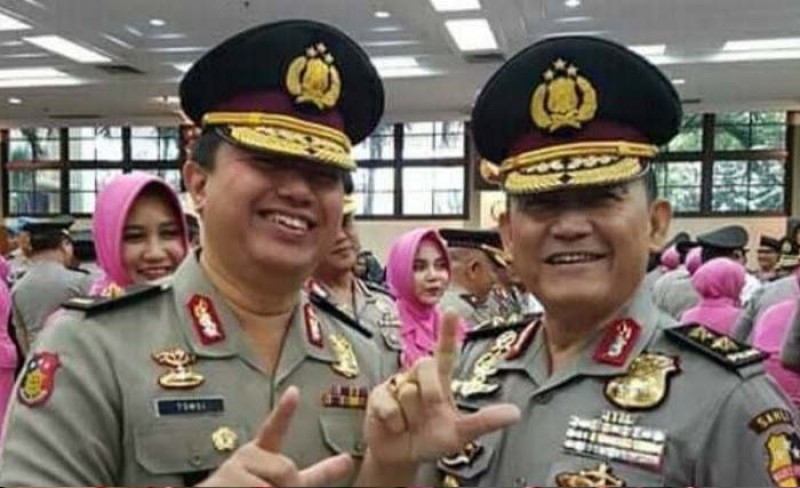 Viral Foto Perwira Tinggi Polisi Acungkan 2 Jari, IPW Bilang Begini