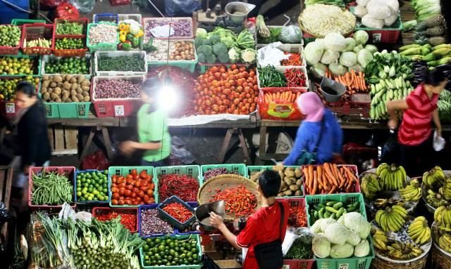 Ribuan Pedagang Pasar Induk Pasir Hayam Gulung Tikar