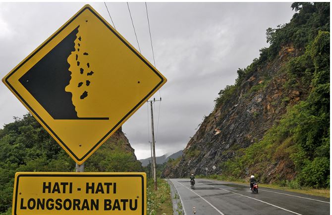 Jalan Raya Bandung-Cisewu Ditutup Sementara karena Longsor