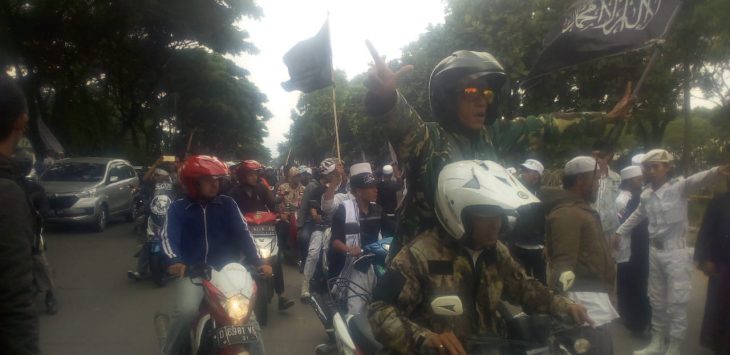 Massa FPI Padati Mapolda Jabar Kawal Pemeriksaan Habib Bahar