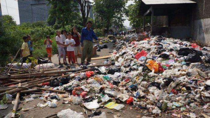 Tak Diangkut Petugas, Sejumlah Sampah di TPS Karawang Menumpuk 