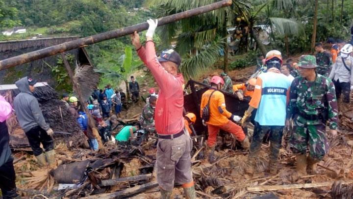 Alat Berat Sulit Akses Titik Longsor Sukabumi, Evakuasi Terpaksa Manual