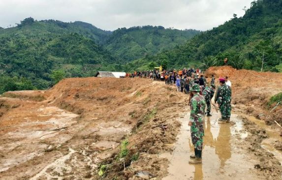 Titik Rumah Tertimbun Longsor Ditandai, 892 Personel Dikerahkan