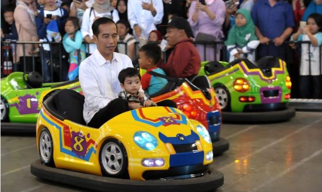 Ajak Cucu Main Boom-Boom Car, Jokowi: Masa Gitu Kampanye 