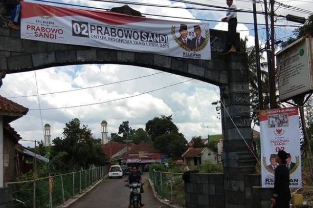 Kecolongan Dukung Jokowi, Ponpes di Tasik Langsung Pasang Spanduk Prabowo