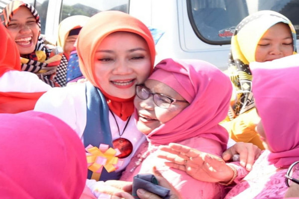 First Lady Jawa Barat Kaget Dicium Fansnya Bertubi-tubi