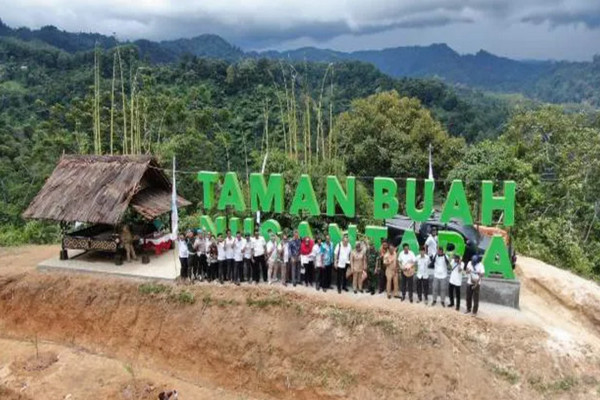 Antam Tebar 515 Bibit di Taman Buah Nusantara di Bogor