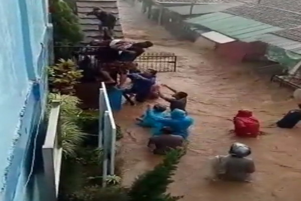 Cijambe Banjir, Tim SAR Segera Evakuasi Siswa SD di Cijambe